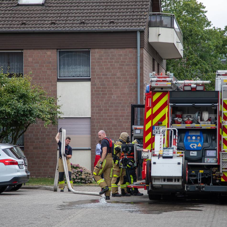Einsatz am Weeserweg in Krefeld: Essen im Ofen angebrannt – Bewohnerin kann Feuer selbst löschen