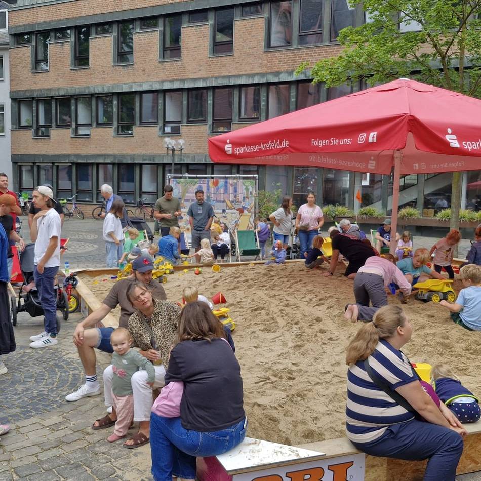 Für Familien in Kempen: Sommerferien-Sandkasten zum Spielen freigegeben