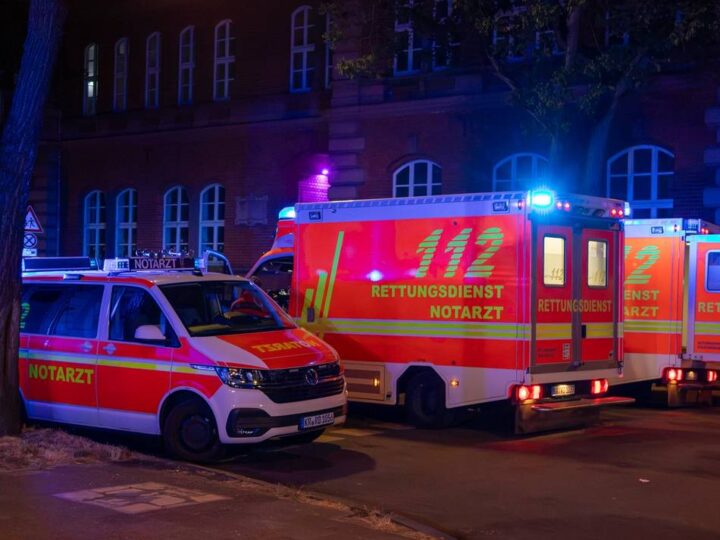 Zimmerbrand in Krefeld: Feuerwehr bringt acht Menschen in Sicherheit