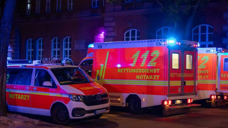 Zimmerbrand in Krefeld: Feuerwehr bringt acht Menschen in Sicherheit