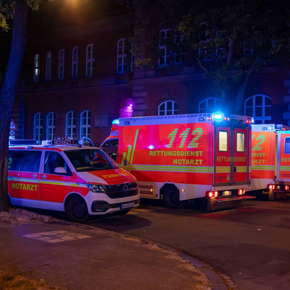 Zimmerbrand in Krefeld: Feuerwehr bringt acht Menschen in Sicherheit