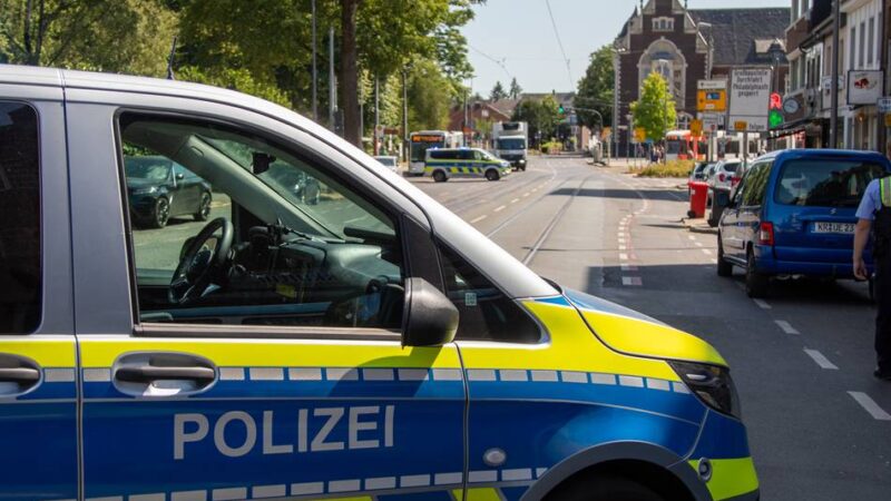 Polizeieinsatz in Krefeld: Radfahrer gerät in Schienen und stürzt schwer