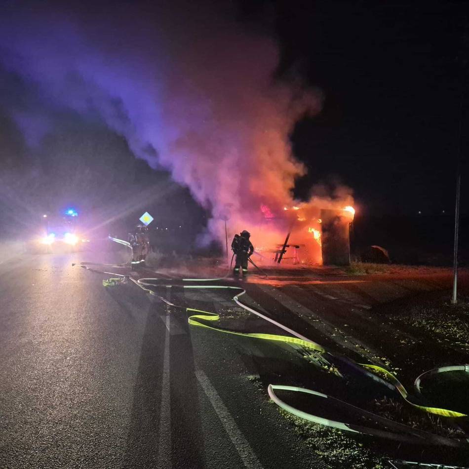 Feuerwehreinsatz in der Nacht: Erdbeerhäuschen in Meerbusch niedergebrannt
