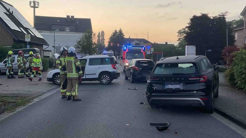 Unfall in Alpen: Auto fährt gegen zwei geparkte Wagen