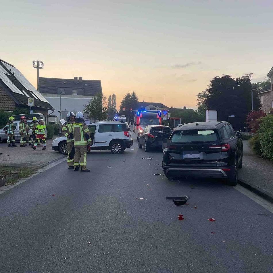 Unfall in Alpen: Auto fährt gegen zwei geparkte Wagen