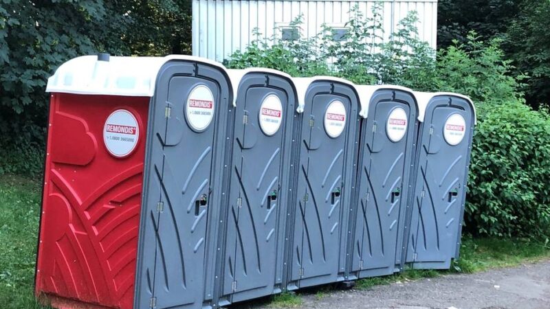 Hückeswagener Talsperre: Bunt und provisorisch – Dixi-Klos für die Bever-Liegewiese