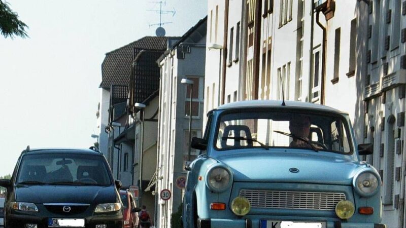 Markierungsarbeiten in Leverkusen: Kreuzung in Manfort vier Stunden dicht