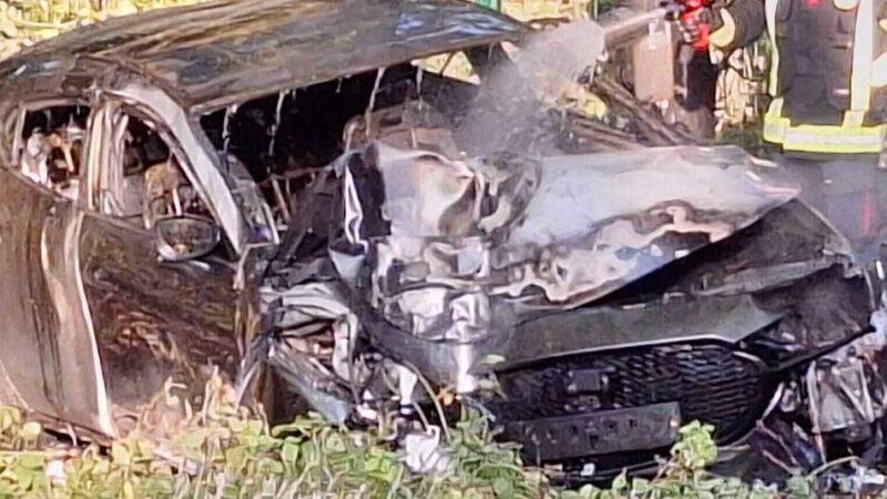 Zufahrt Flughafen Mönchengladbach: Feuerwehrmann rettet Fahrer in letzter Sekunde aus brennendem Auto