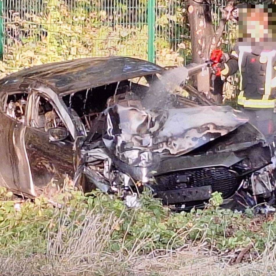 Zufahrt Flughafen Mönchengladbach: Feuerwehrmann rettet Fahrer in letzter Sekunde aus brennendem Auto