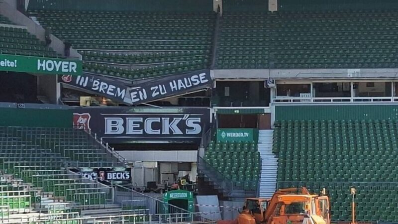 Das Ausmaß im Video: Wirbel bei Werder Bremen – Tribüne im Weserstadion deutlich eingeknickt