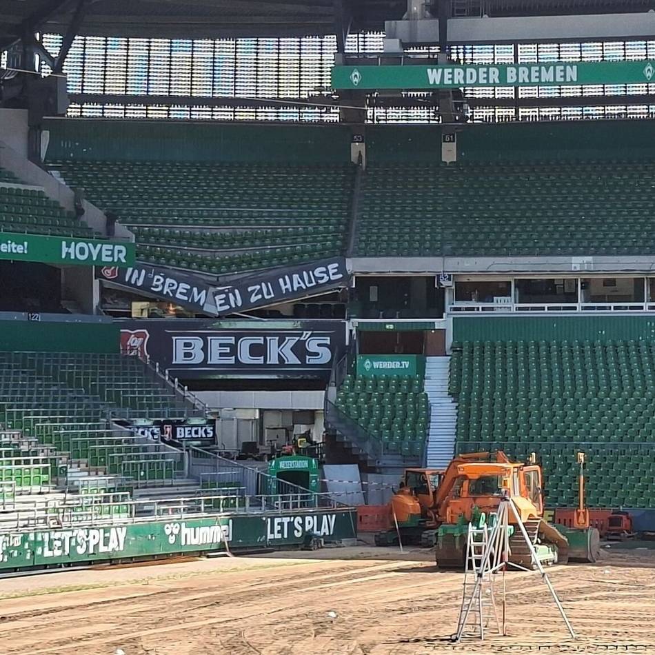 Das Ausmaß im Video: Wirbel bei Werder Bremen – Tribüne im Weserstadion deutlich eingeknickt