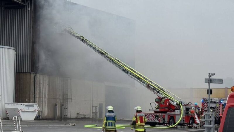 Feuerwehr im Großeinsatz: Plastikmüll brennt auf Recyclinghof in Duisburg