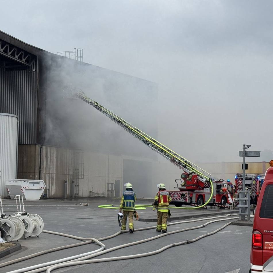 Feuerwehr im Großeinsatz: Plastikmüll brennt auf Recyclinghof in Duisburg