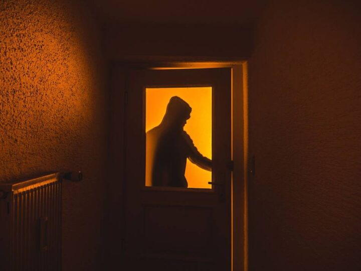Polizei sucht Zeugen: Unbekannte brechen in Imbiss ein und stehlen Bargeld