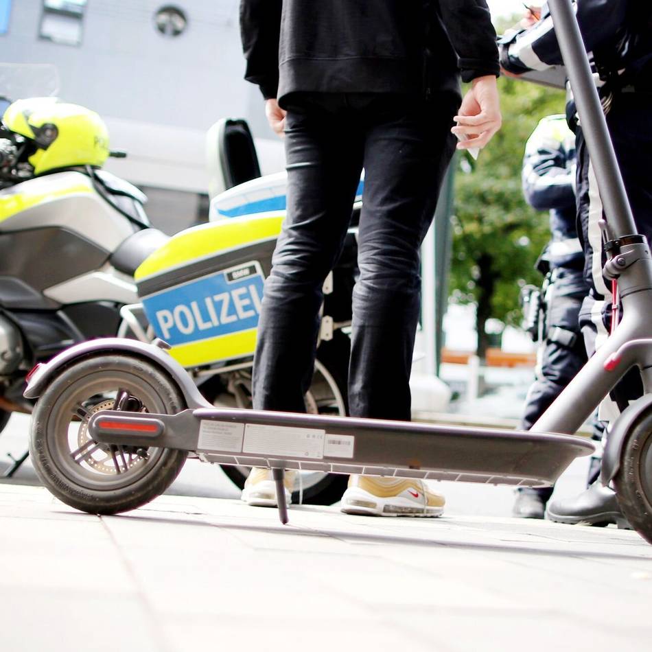 Räuberischer Diebstahl Hilden: Besitzer ortet gestohlenen E-Scooter selbst – und wird attackiert