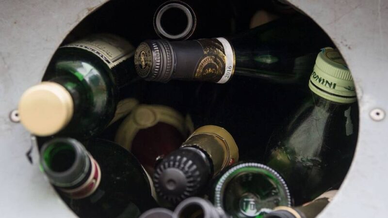 Meldungen aus dem Stadtgebiet: Überfüllte Altglascontainer in Dormagen sorgen für Frust