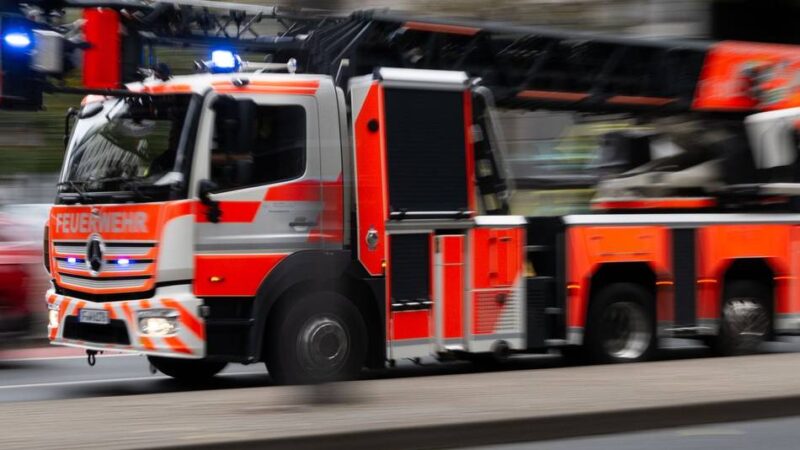 Einsatz in Moers: Feuer frisst sich hinter Lärmschutzwand – A57 stundenlang gesperrt