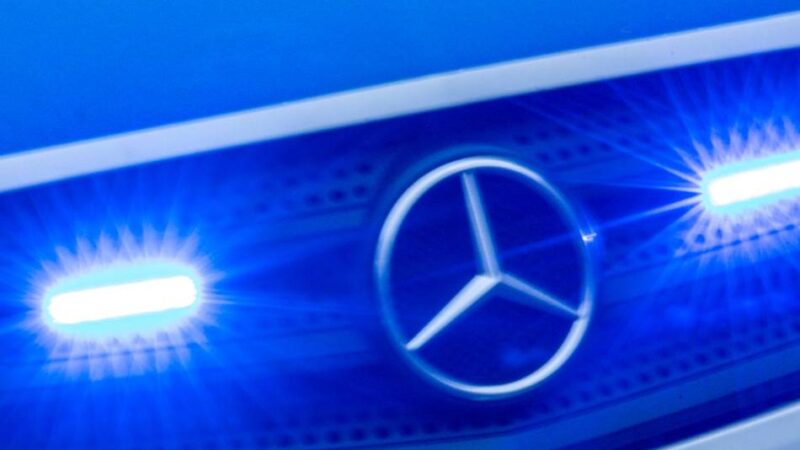 Unfall in Schwalmtal: 32-Jähriger überfährt Rot und kracht in Gartenzaun