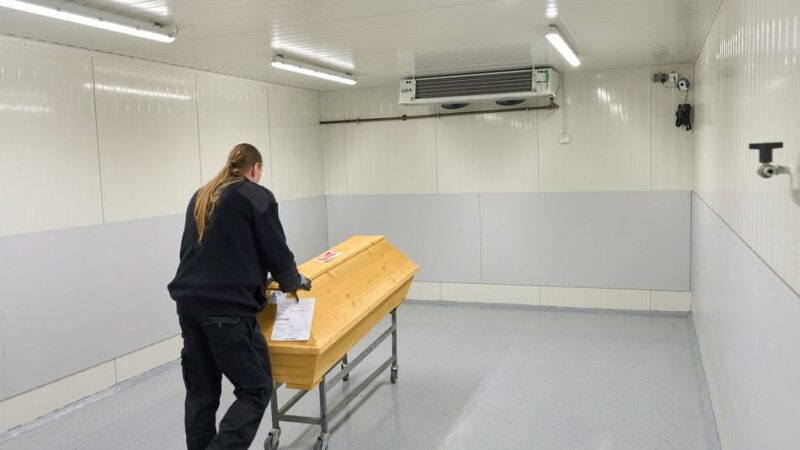 Bestatter wegen Extremhitze am Limit: Engpässe beim Abtransport von Leichen in NRW