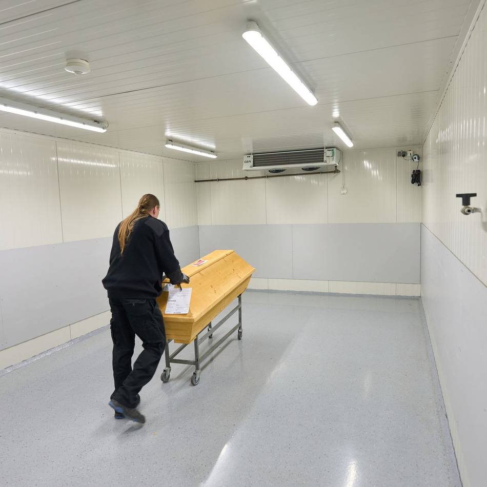 Bestatter wegen Extremhitze am Limit: Engpässe beim Abtransport von Leichen in NRW