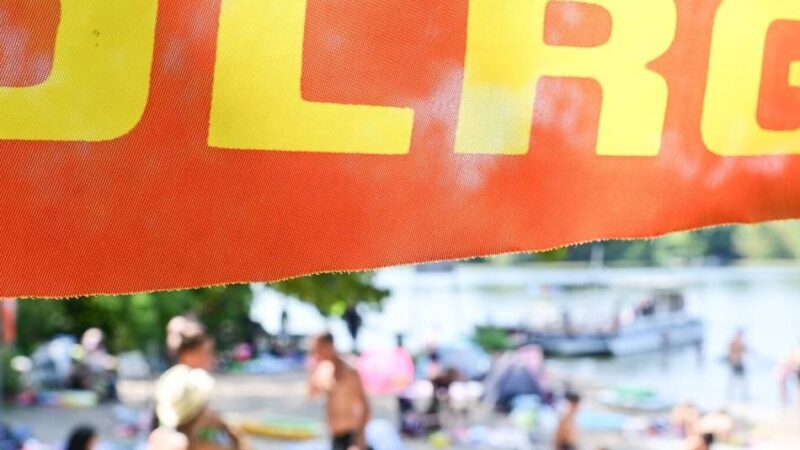 Schwimmausbildung in MOers: Drei Jahrzehnte am Beckenrand – DLRG ehrt zwei Vorbilder