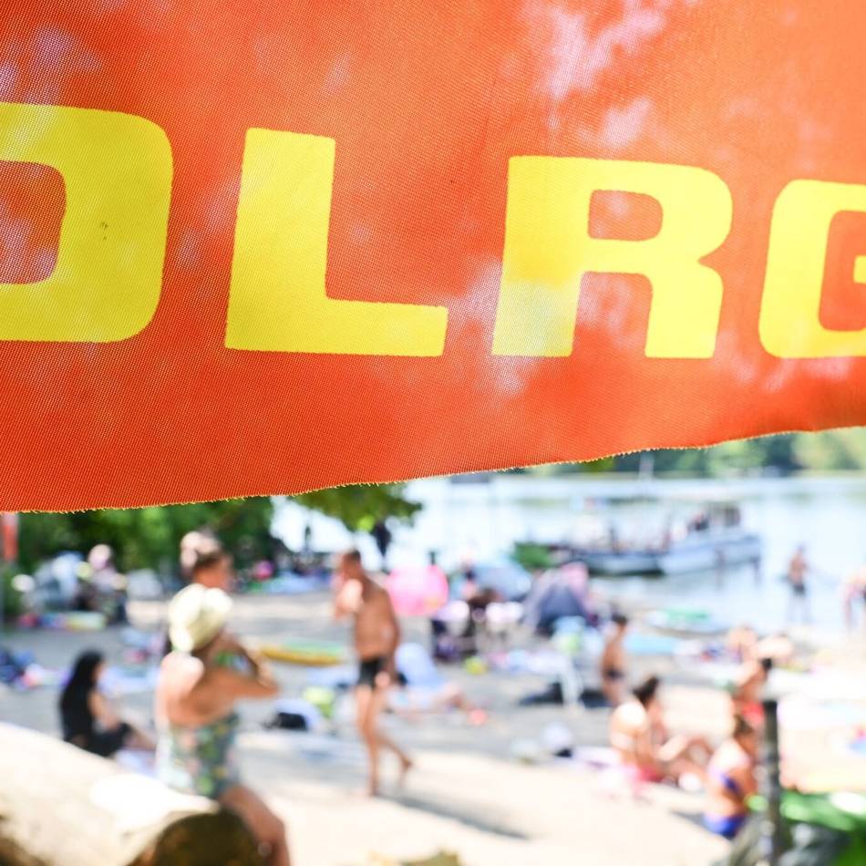 Schwimmausbildung in MOers: Drei Jahrzehnte am Beckenrand – DLRG ehrt zwei Vorbilder