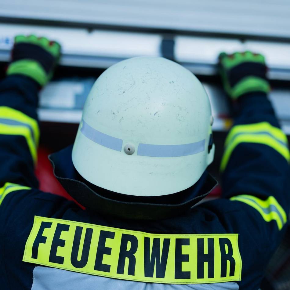 Heckenbrand in Mönchengladbach: Unkraut bekämpft, großen Brand ausgelöst – Feuerwehr muss anrücken