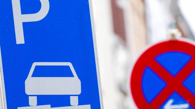 Parkplatznot in Hilden: Parkschilder weg, Bußgeld da – Anwohner im Kalstert sind wütend