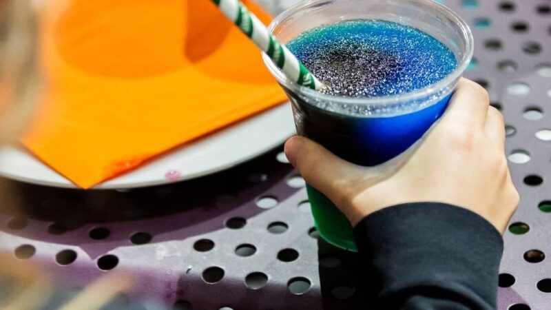 Halbgefrorenes Eis: Slush-Eis kann Kinder krank machen – Apotheken warnen