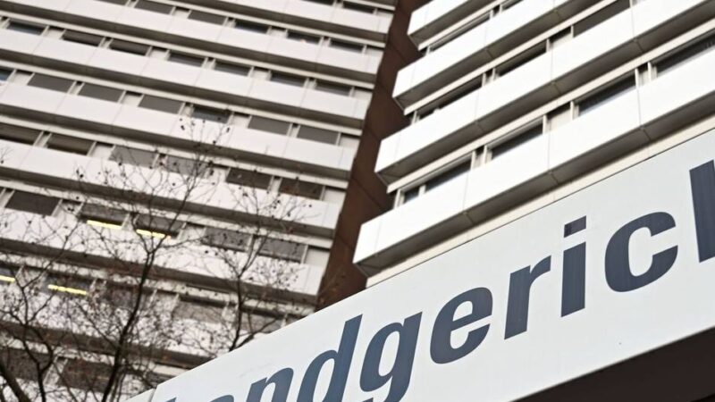 Angeklagter bricht Schweigen: Eifersucht und Wodka sollen zu Mord an Freundin geführt haben