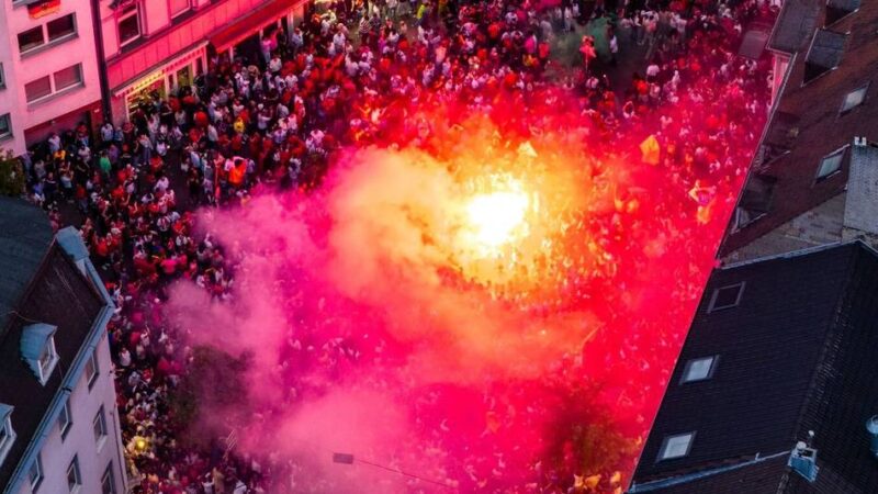 Autokorsos, Pyrotechnik, Polizei: Riesen-Andrang in Oberbilk – Marokko-Fans feiern in Düsseldorf