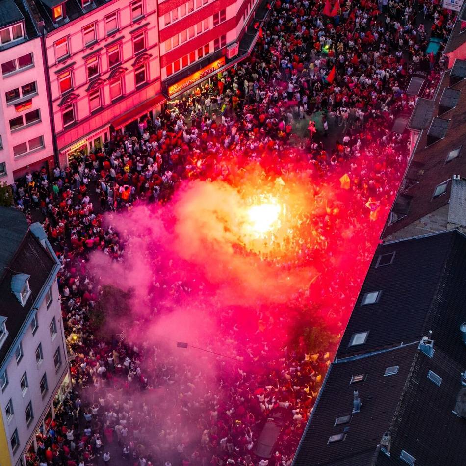 Autokorsos, Pyrotechnik, Polizei: Riesen-Andrang in Oberbilk – Marokko-Fans feiern in Düsseldorf