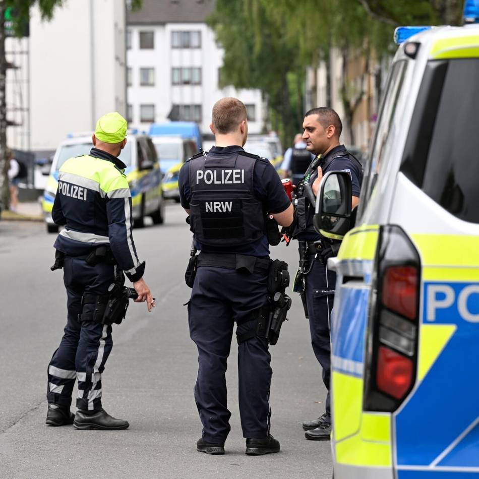 Anrufer will Bewaffnete gesehen haben: Entwarnung nach Räumung der Theodor-Heuss-Schule in Solingen