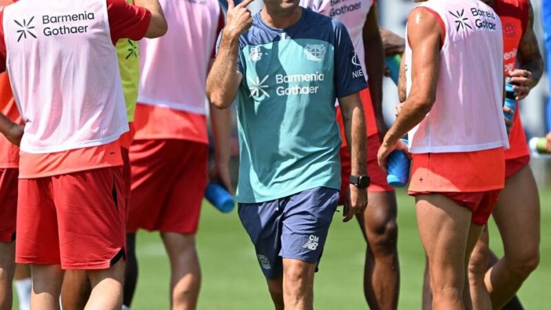 „Will unbedingt mit mir sprechen“: Auftakttraining unter neuem Coach – Martinez-Art erinnert an Meistertrainer Alonso