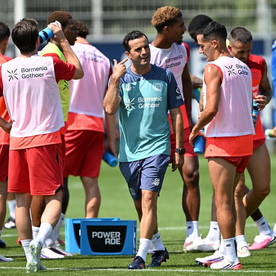 „Will unbedingt mit mir sprechen“: Auftakttraining unter neuem Coach – Martinez-Art erinnert an Meistertrainer Alonso
