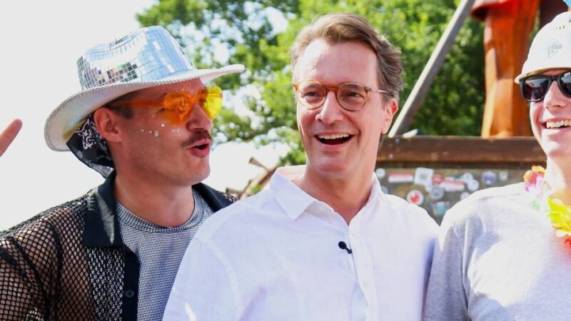 Ministerpräsident Hendrik Wüst auf dem Parookaville: „Hier sind 200.000 Menschen und alle sind friedlich“