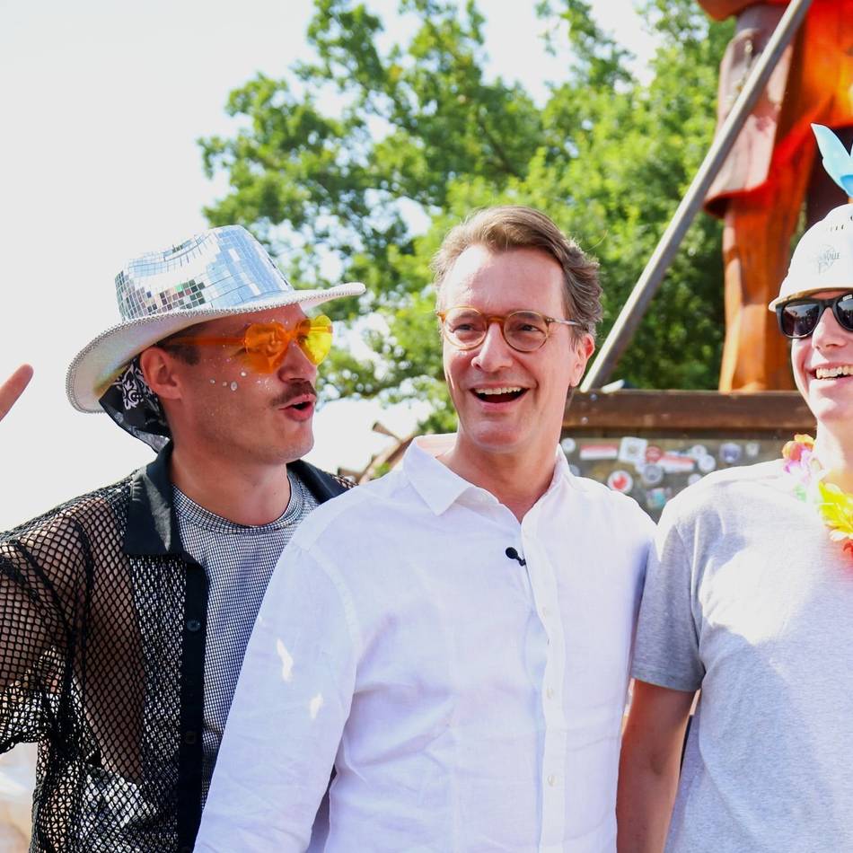 Ministerpräsident Hendrik Wüst auf dem Parookaville: „Hier sind 200.000 Menschen und alle sind friedlich“