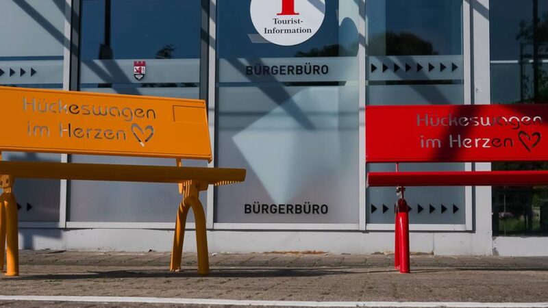 Bunte Bänke in Hückeswagener Innenstadt: „Farbtupfer“ zum Ausruhen mit lokalen Statements