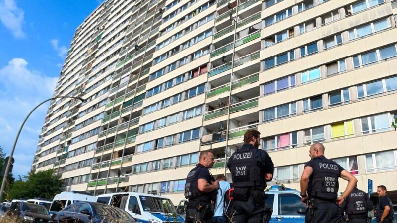 Verwahrloste Gebäude in Duisburg: Stadt führt Meldekontrollen am „Weißen Riesen“ durch