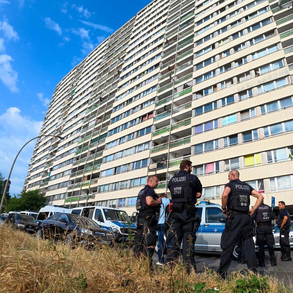 Verwahrloste Gebäude in Duisburg: Stadt führt Meldekontrollen am „Weißen Riesen“ durch