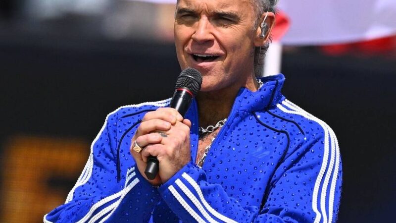 „Müssen wir lösen, bevor ich sterbe“: Robbie Williams crasht MagentaTV-Studio und spricht über Englands WM-Problem