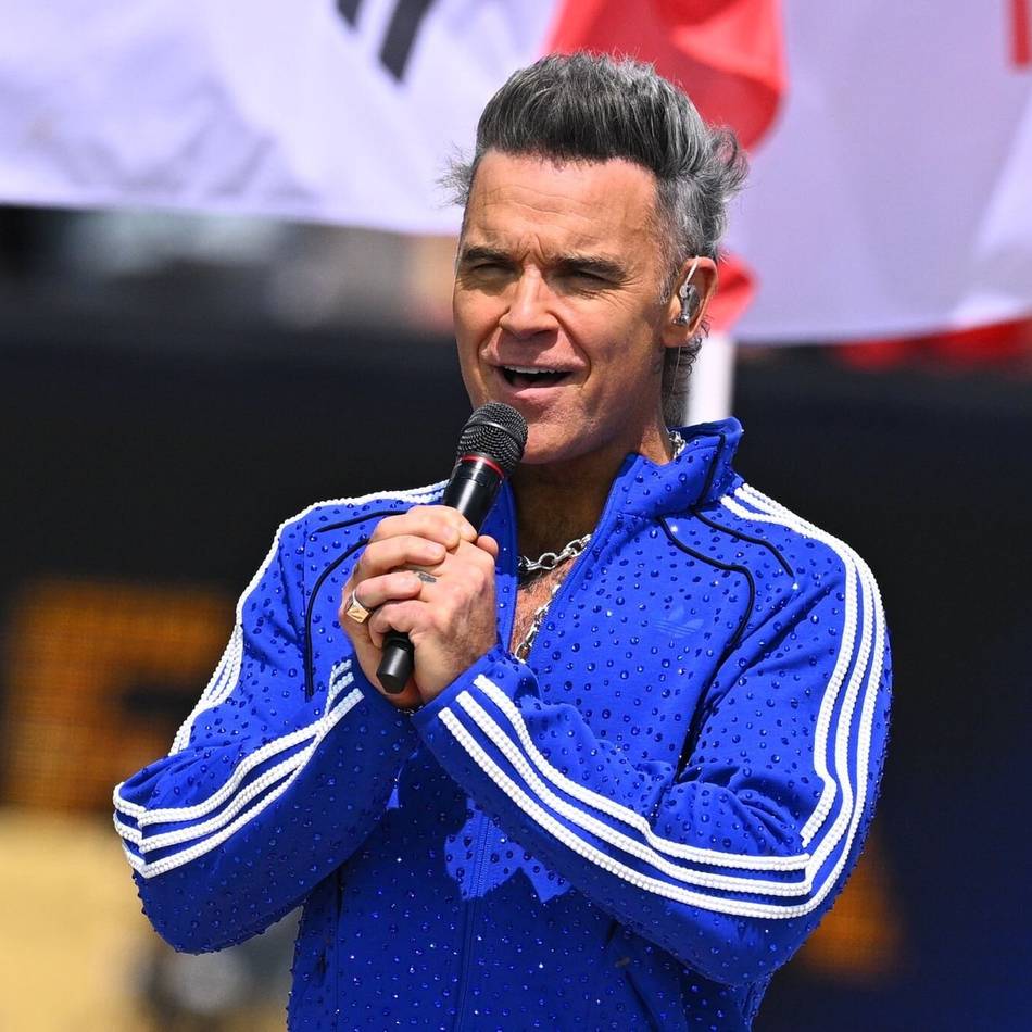 „Müssen wir lösen, bevor ich sterbe“: Robbie Williams crasht MagentaTV-Studio und spricht über Englands WM-Problem