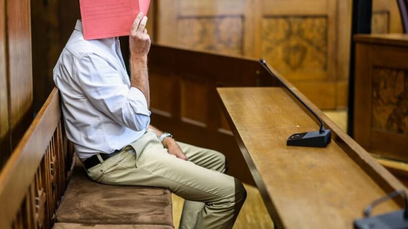 Missbrauchsprozess in Duisburg: Tatort Therapiezimmer – Ex-Chefarzt schweigt bislang