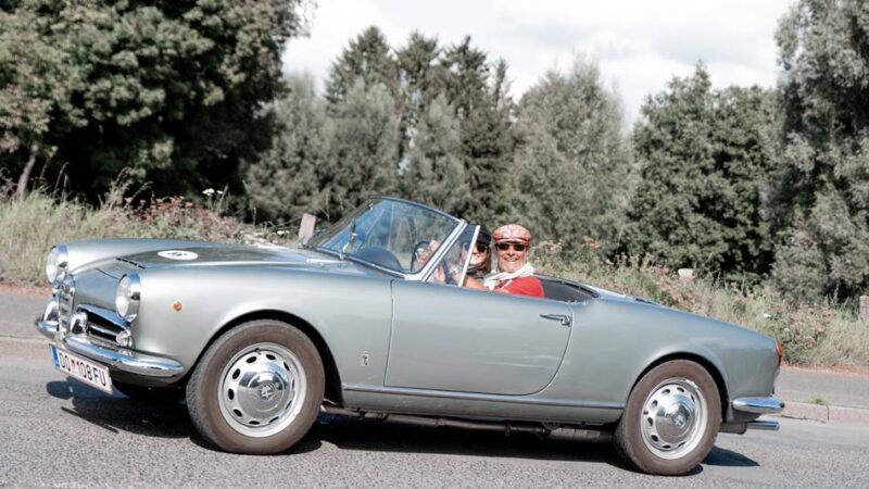 Mittagspause bei Vöpel’s Greenhouse: Historische Alfa-Spider machen Station in Hückeswagen
