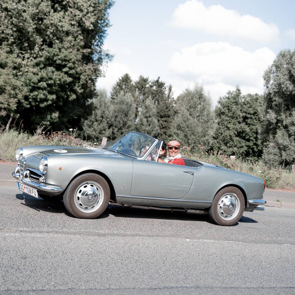 Mittagspause bei Vöpel’s Greenhouse: Historische Alfa-Spider machen Station in Hückeswagen