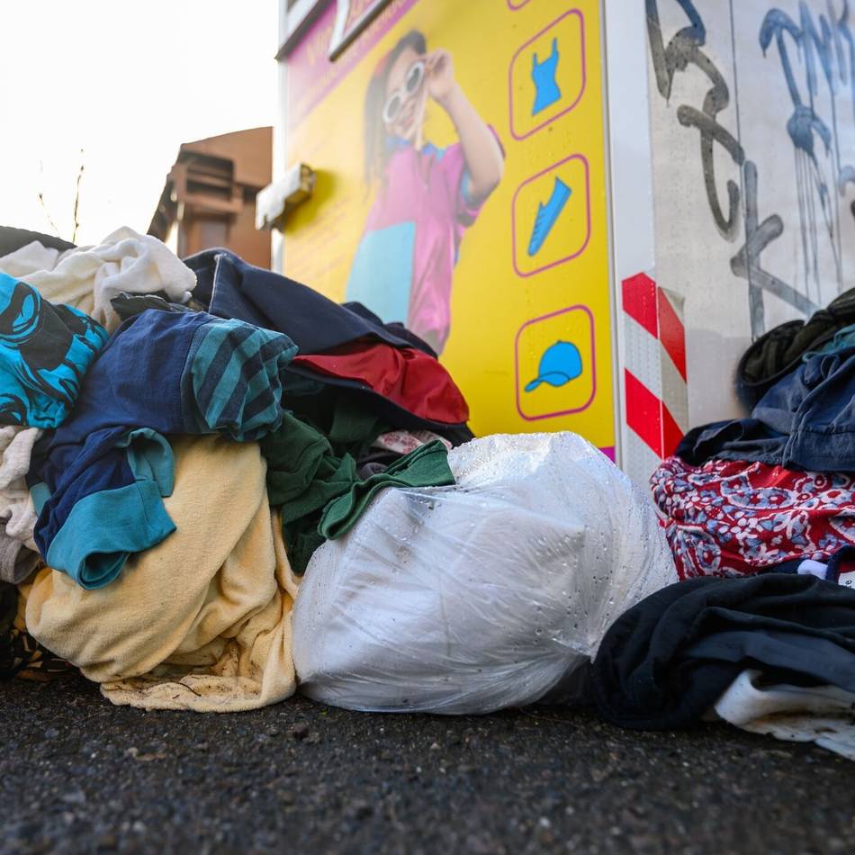 Altkleidersammlung in Moers: Enni baut alle Container ab – wohin jetzt mit gebrauchten Klamotten?