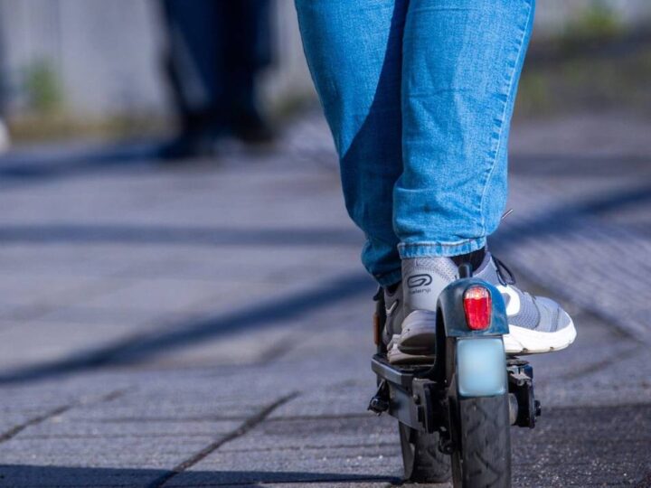 Verkehr in Grevenbroich: Mehr Unfälle mit E-Scootern – Ärger über Fahrweise in der Fußgängerzone