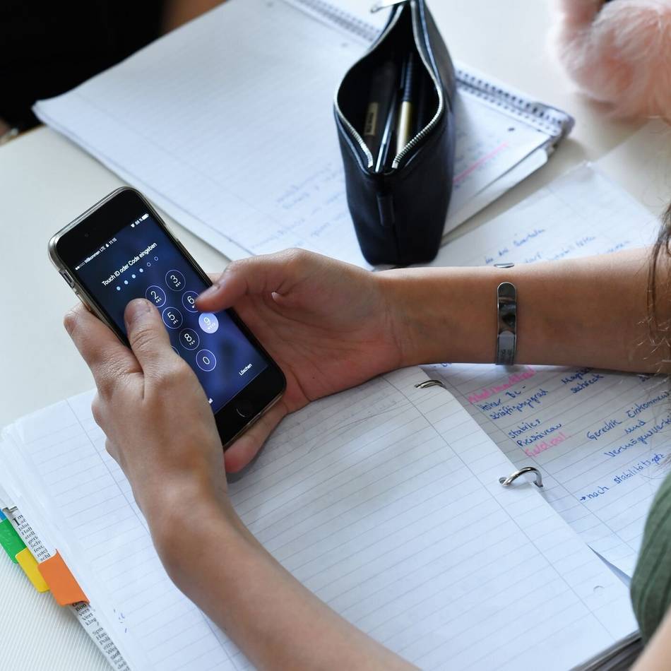 Smartphones im Unterricht: An welchen Grevenbroicher Schulen gilt ein Handyverbot?