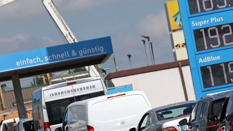 Spritpreise in Ratingen: Schlangen vor Ratinger Tankstellen