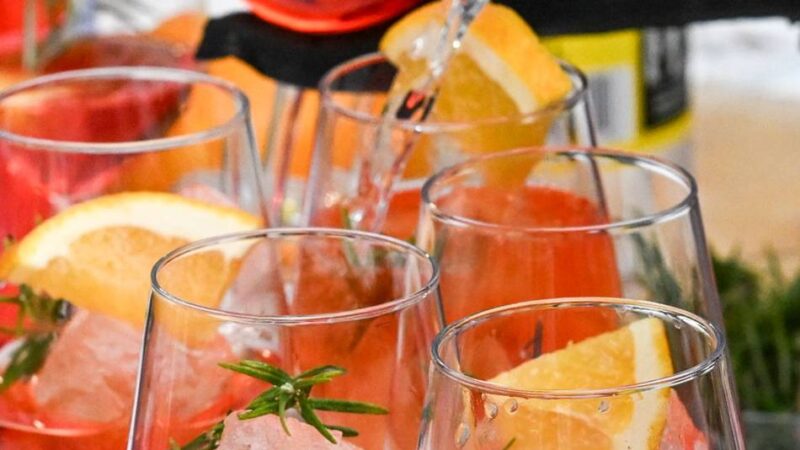 „SandyHillChill“ am Samstag: Strandparty aus Zandvoort feiert Premiere auf der Rheinkirmes
